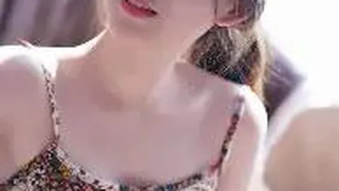 杨颖街头被拍到，悠闲做脚部美甲，环境朴实接地气